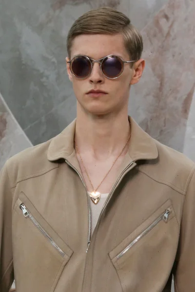 Look 15